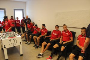 Wartezeit beim Zahnarzt mit Fortuna Köln Spielern