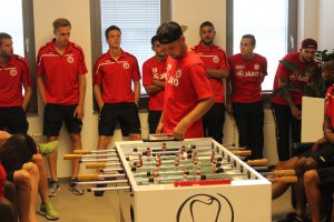 Wer traut sich an den Kicker als erstes?