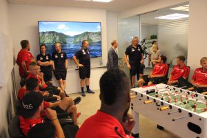 Wenige Sekunden vor der Begrüßung des Fortuna Köln Teams