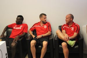 Fussballspieler unterhalten sich