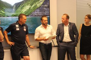 Emre Uysal erklärt Fortuna Köln den Ablauf des Zahnarztchecks