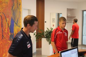 André Filipovic bei der Anmeldung im Zahnzentrum Köln