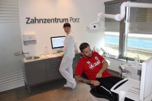 Marc Brasnic bereitet sich für die Zahnarzt Behanldung vor
