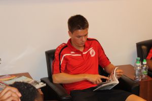 Mit Lesen die Zeit vertreiben im Wartezimmer