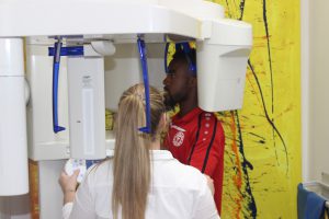 Kusi Kwame bei den Röntgenaufnahmen