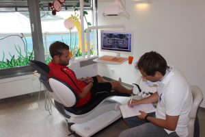 Jörg Michels macht sich Notizen zu der Behandlung