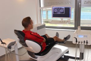 Röntgenbild beim Zahnarzt eines Fussballspielers