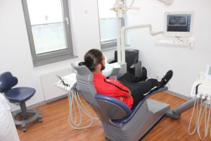 Fortuna Spieler im Behandlungszimmer mit Röntgenbild