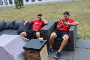 Frische Luft vor der Zahnarzt Behandlung für die Fortuna Spieler
