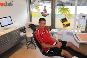 Fortuna Spieler im Behandlungszimmer vom Zahnzentrum Köln