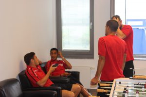 Fortuna Köln unterhält sich im Wartezimmer beim Zahnarzt