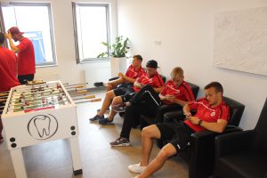 Fortuna Köln Spieler mit dem Handy beim Zahnarzt