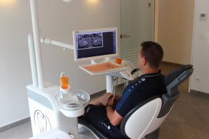 Röntgenaufnahmen beim Zahnarzt von einem Patienten