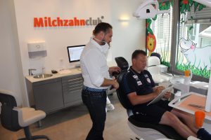 Fortuna Köln Uwe Koschinat vom Funktionsteam beim Zahnarzt