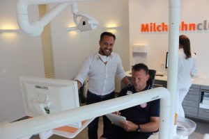 Emre Ueysal mit Uwe Koschinat beim Zahnarztcheck