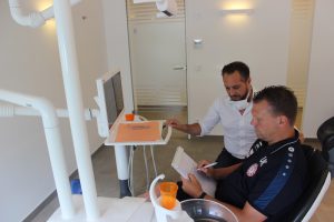 Uwe Koschinat mit Emre Ueysal beim Ausfüllen des Fragebogens.