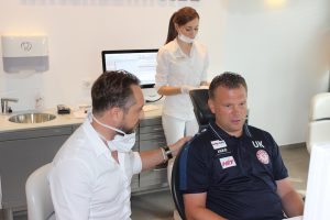 Uwe Koschinat wird für seinen Zahnarztcheck vorbereitet.