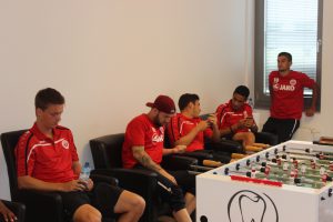 Die Fußballspieler von Fortuna Köln im Wartezimmer beim Zahnarzt