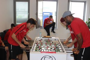 So lässt es sich warten. Fortuna Köln Spieler am Kickertisch bei Ihrem Zahnarzt.