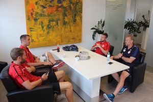 Kurze Besprechung der Fortuna Spieler beim Zahnarzt